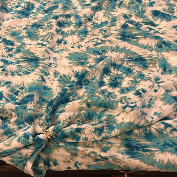 STUNNING, MICHAEL KORS blouse in blue with interesting patterns all over Size 1X - Picture 8 of 11